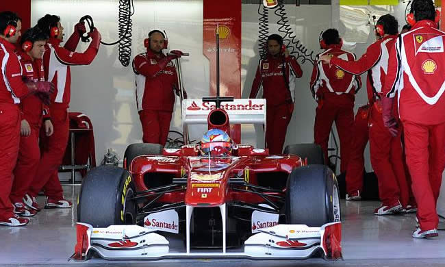 Alonso, el más rápido en un día marcado por la lluvia