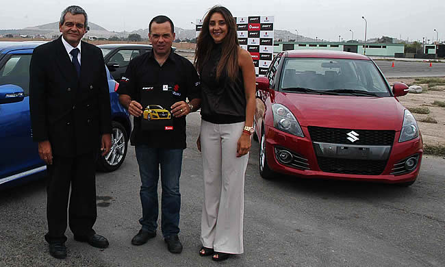 Javier García Pacheco, gerente técnico, Ricardo Dasso, piloto y Margorie Scander, gerente de Suzuki