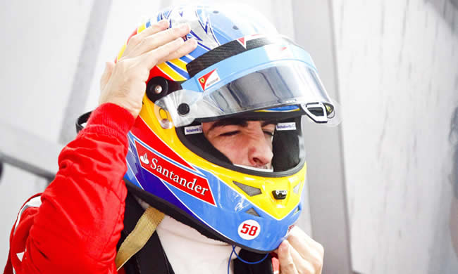 El Banco Santander subasta una réplica del casco de Fernando Alonso