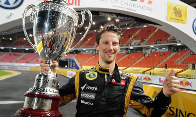 Grosjean, con la copa de campeón en el Rajamangala Stadium de Bangkok