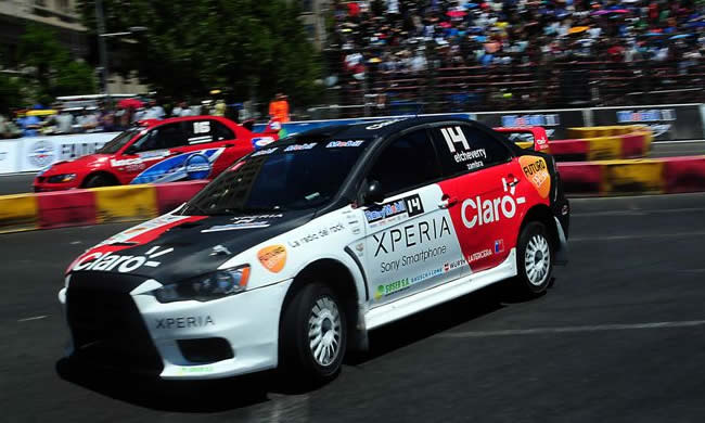 Pilotos hacen rugir los motores en el circuito de rally frente a La Moneda