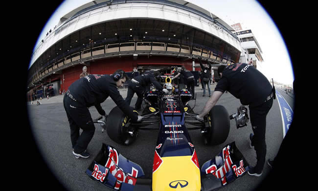 Vettel marca el mejor crono en la sesión matinal en Montmeló