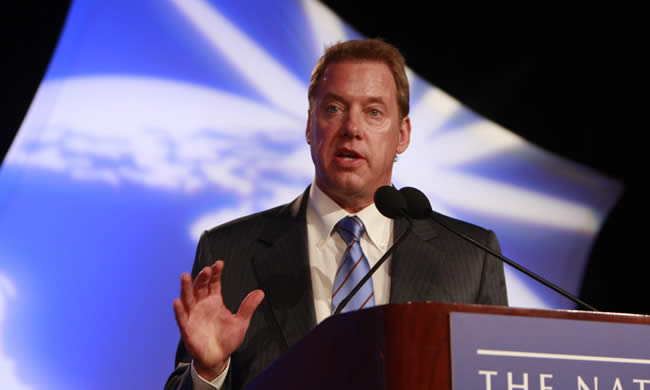 El rey de España y el presidente de Ford examinan perspectivas del sector del automóvil