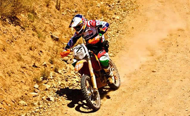 Coma tercero en la Baja 500 con la moto medio rota