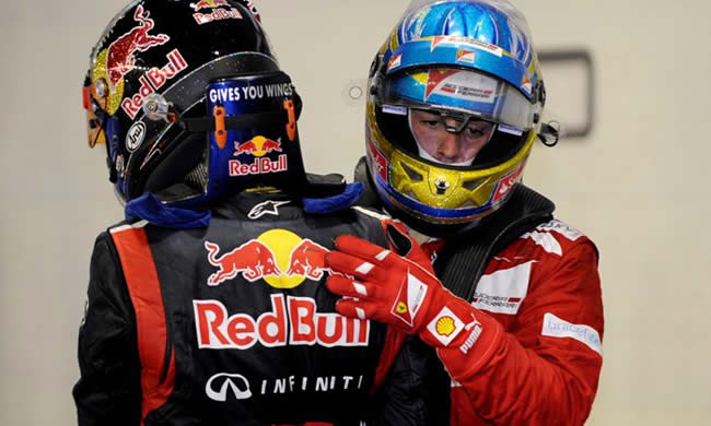 Sebastian Vettel (i), de Red Bull Racing, es felicitado por el español Fernando Alonso
