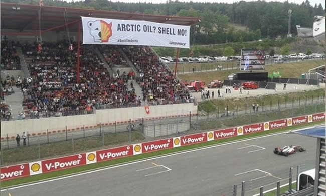 Activistas de Greenpeace despliegan una pancarta en el Gran Premio de Bélgica