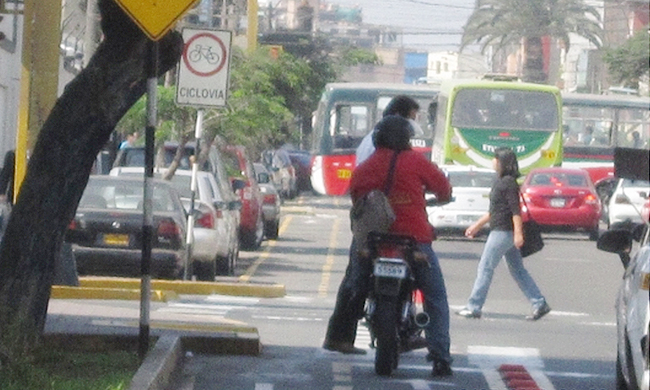 No conduzca por una ciclovia moto_ciclovias