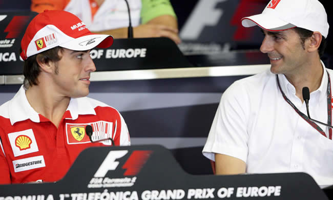 Pedro de la Rosa (d) junto a Fernando Alonso,
