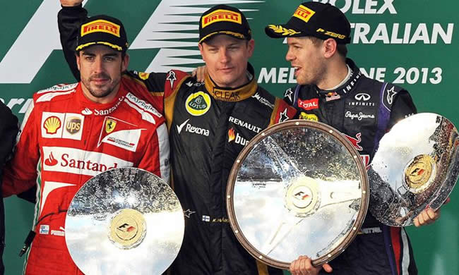 El piloto Kimi Raikkonen (c), tras ganar hoy el Gran Premio de Australia de Fórmula Uno, posa en el podium junto a Fernando Alonso (i), segundo, y Sebastian Vettel.