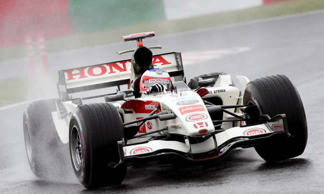 piloto brasileño Rubens Barrichello a los mandos de un monoplaza de Honda durante una sesión de entrenamiento en el circuito de Suzuka, en Japón.