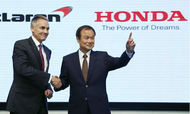 El presidente y director general de Honda Motor Co., Takanobu Ito (dcha), estrecha la mano al director de McLaren, el británico Martin Whitmarsh.