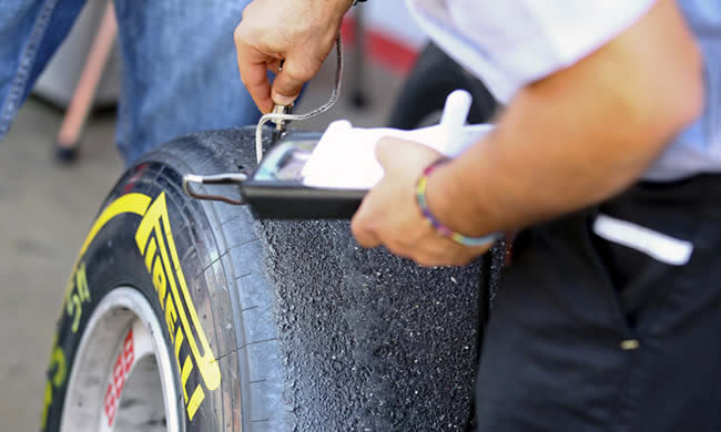 Un técnico de Pirelli revisa los neumáticos