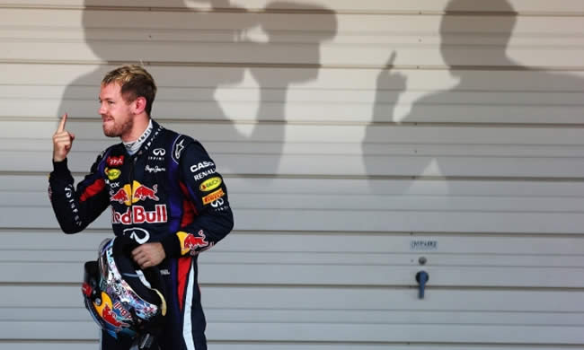 El piloto alemán Sebastian Vettel, celebra hoy, 13 de octubre, su triunfo en el Gran Premio de Japón.