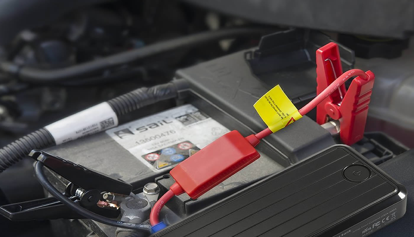 Batería de externa que carga tu auto