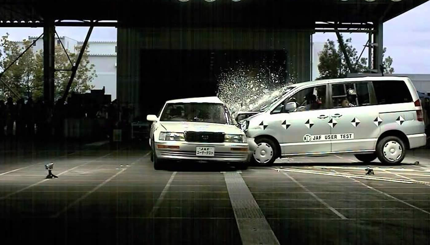 ¿Cómo debería protegerte el auto ante una colisión lateral?