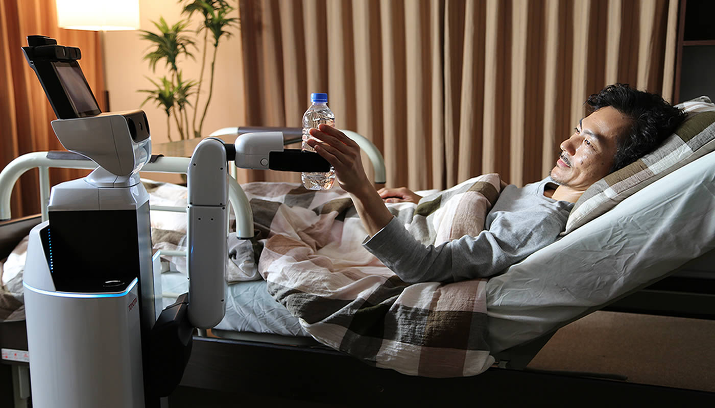 Toyota desarrolla robot que cuida a las personas dependientes