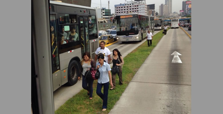 Bus malogrado provocó congestión en corredor del Metropolitano
