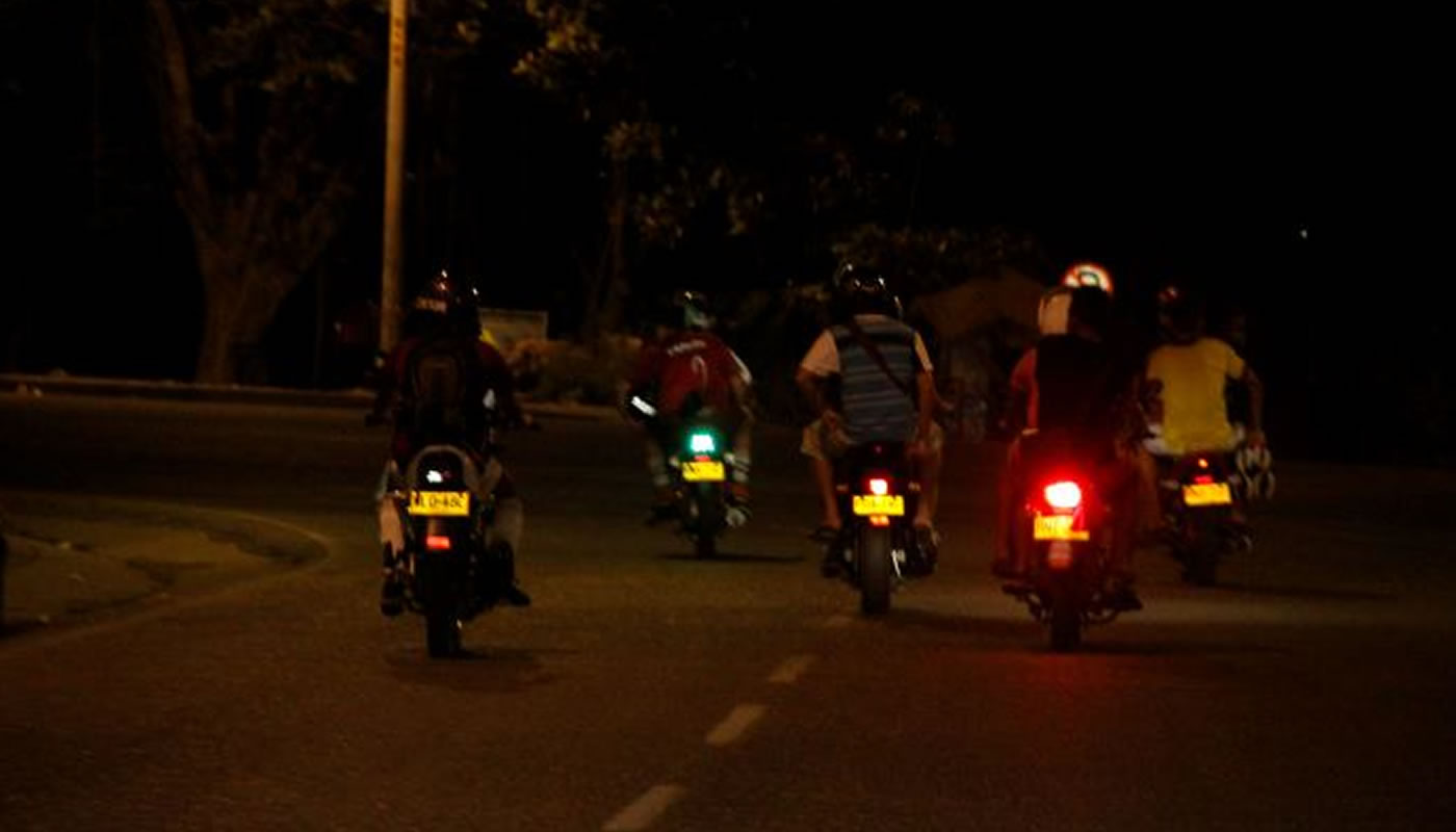 Precauciones para manejar tu moto de noche