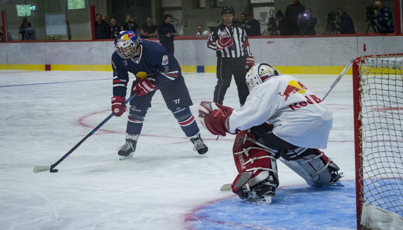 Pilotos se enfrentan en partido de hockey