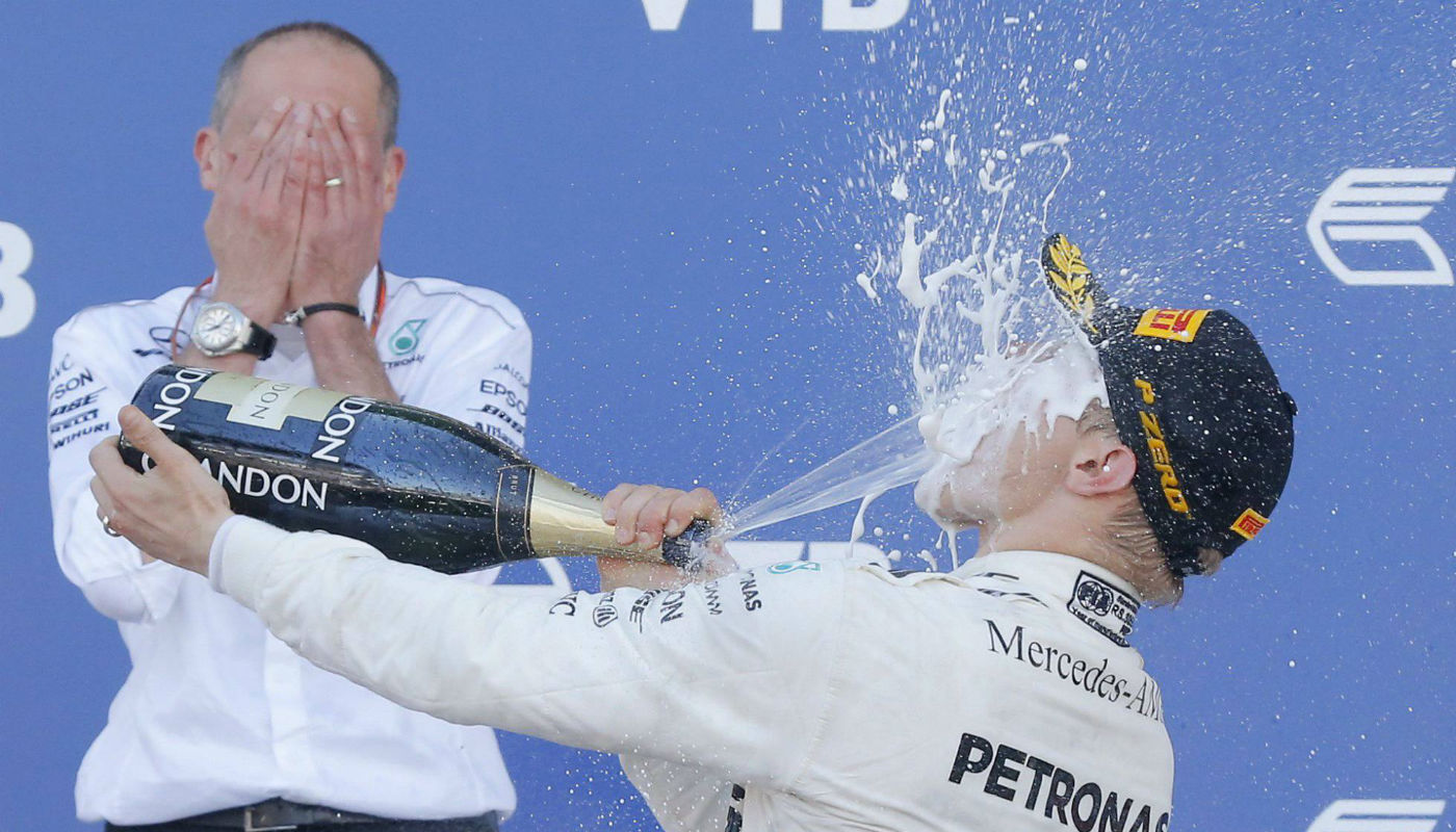 El primer sorbo de Valtteri Bottas