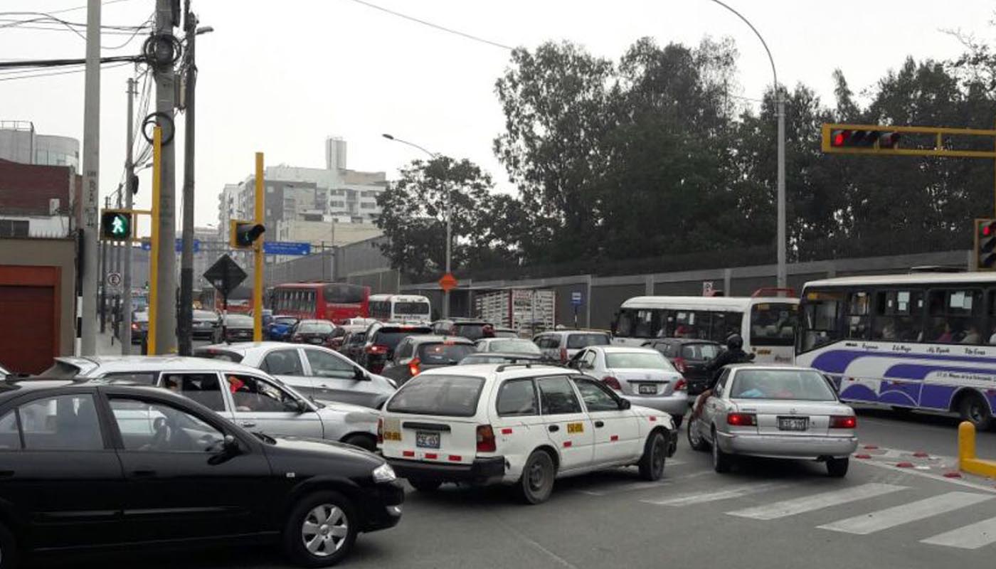 Nitro.pe Registran largas colas en el túnel Benavides