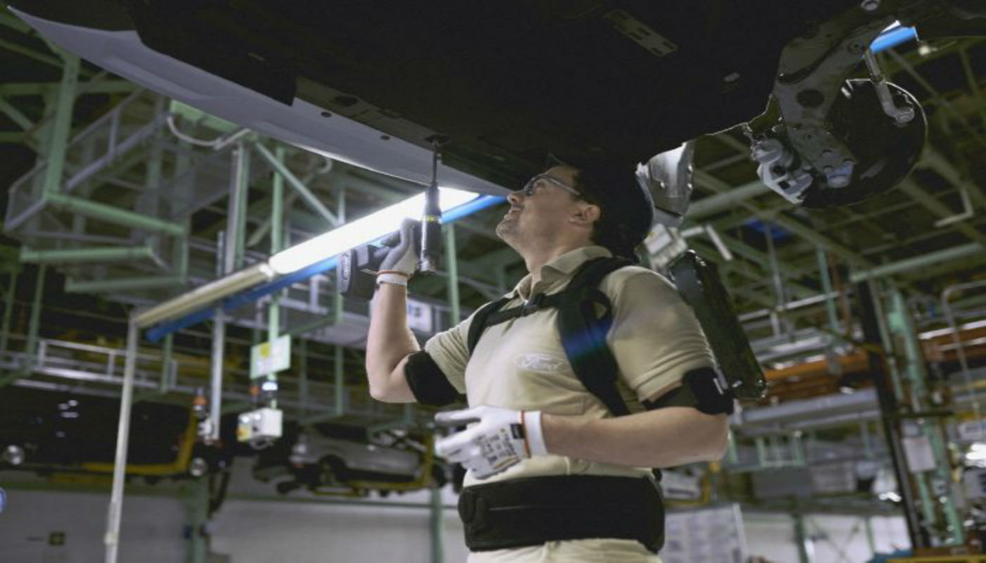 Ford estrena exoesqueletos en su planta de Valencia