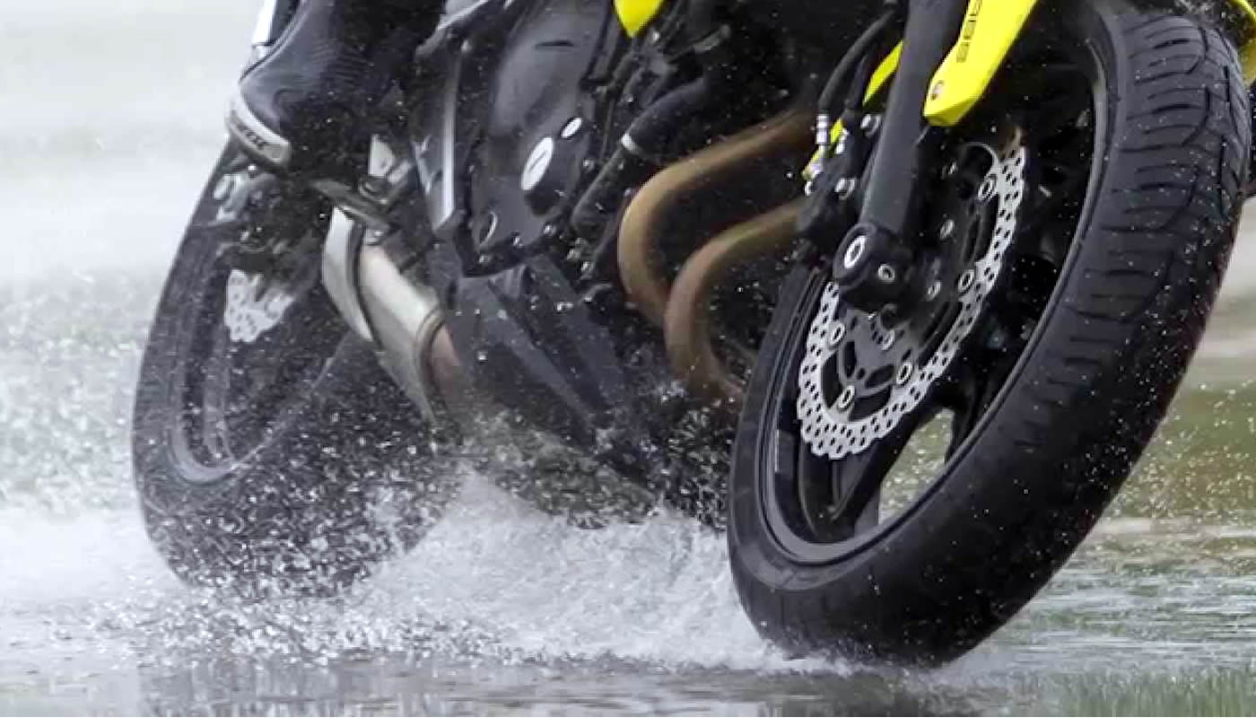 Nitro.pe - Conducir moto bajo la lluvia, ¿Qué debo saber?