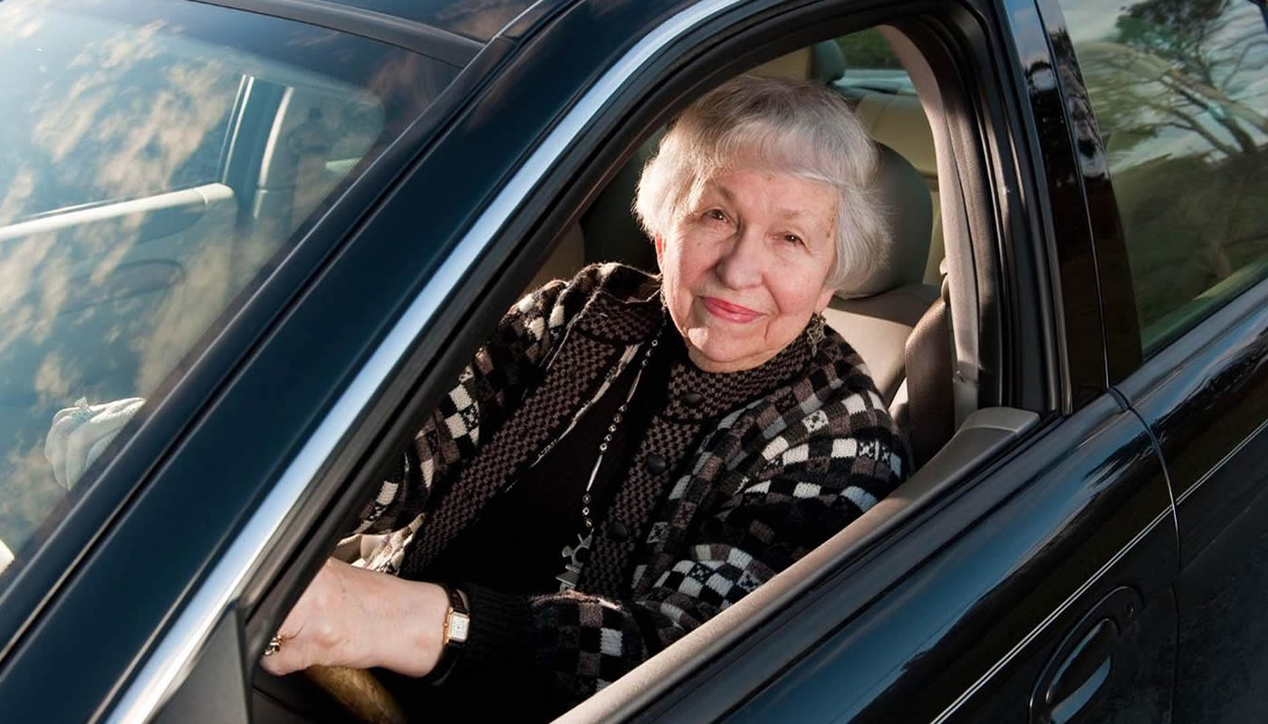 Apuesta por Inteligencia artificial en vehículos para tercera edad