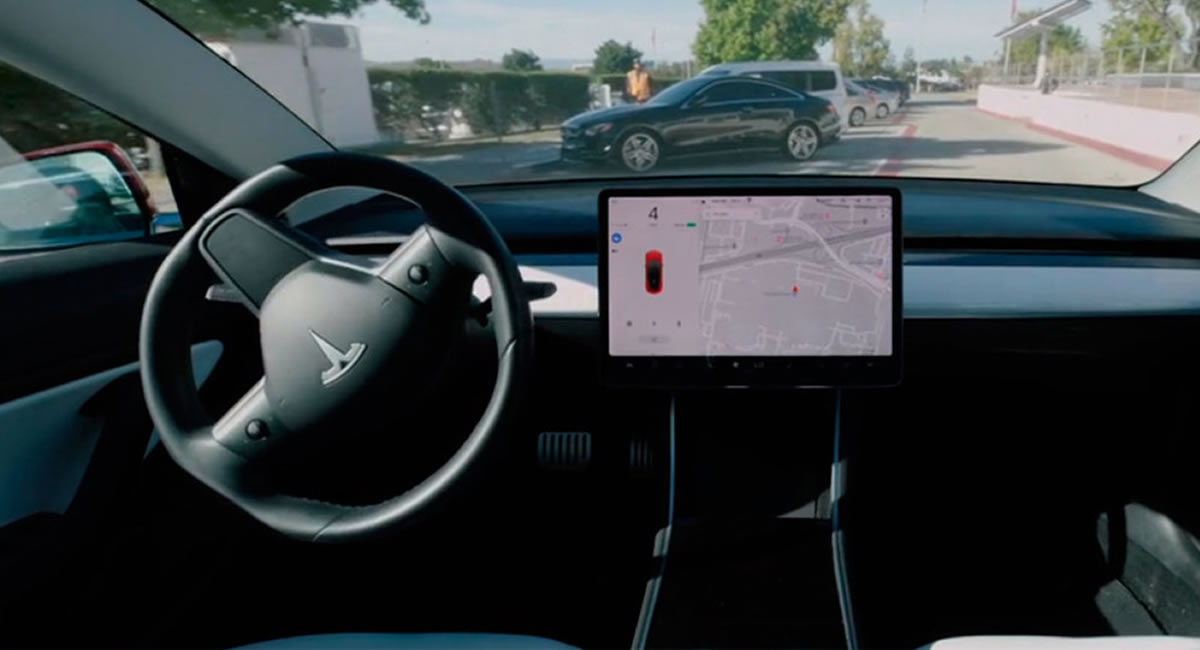 Tesla tiene problemas con su tecnología que lleva el auto de forma autónoma hacia la posición de su dueño
