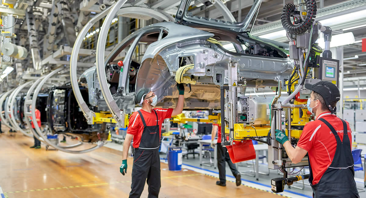 Porsche cumple10 años produciendo autos híbridos en su fábrica de Leipzig