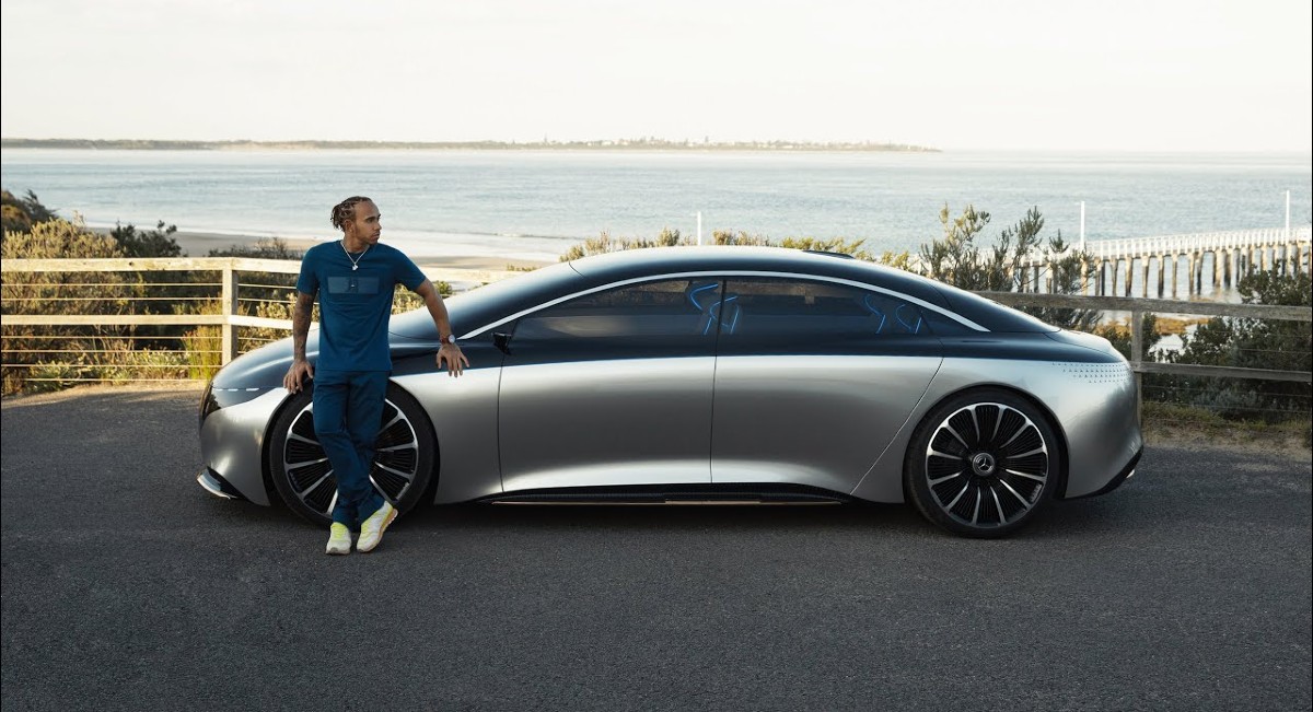 Lewis Hamilton prueba el Mercedes Benz EQS eléctrico