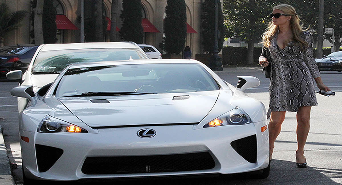 Paris Hilton se quedó con el Lexus LFA hasta el 2013. 