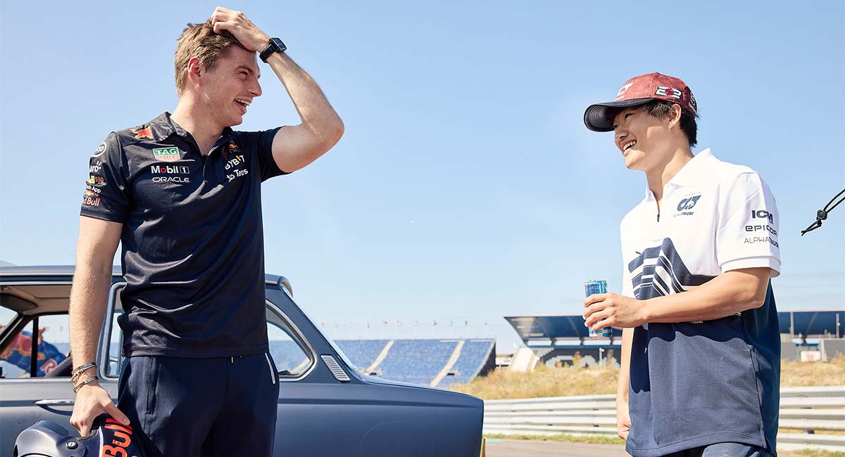 Max Verstappen y Yuki Tsunoda en divertida carrera en retroceso