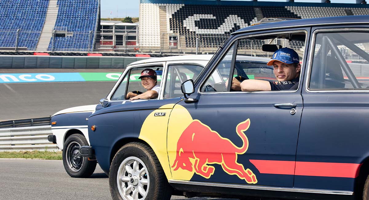 Max Verstappen y Yuki Tsunoda en divertida carrera en retroceso