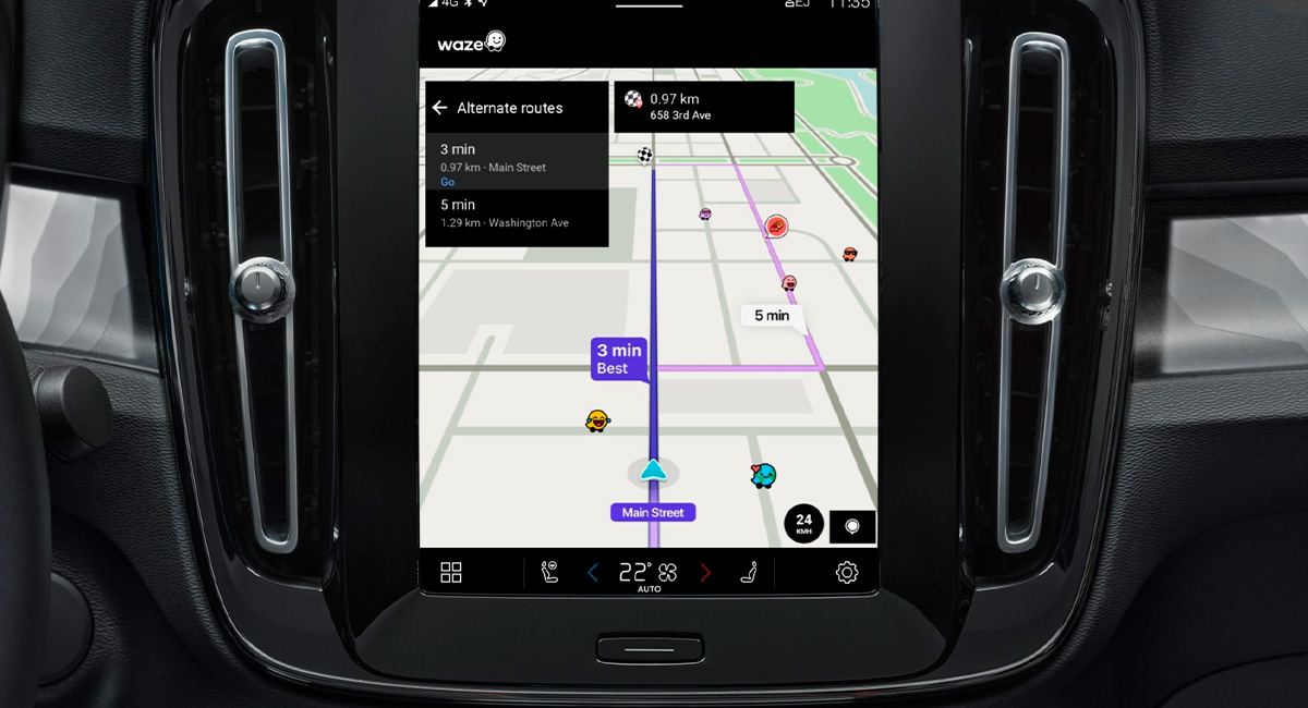 Vehículo Volvo con pantalla integrada mostrando la aplicación Waz