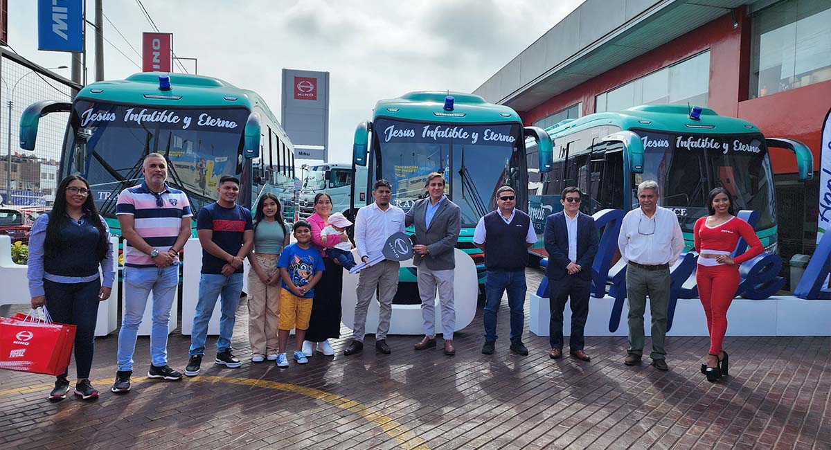 HINO Refuerza la Flota de Transporte Minero con la Entrega de Tres Minibuses FC Bus Euro 5 a Perfecto Service
